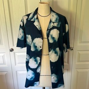 Men’s summery abstract blossom button up shirt.